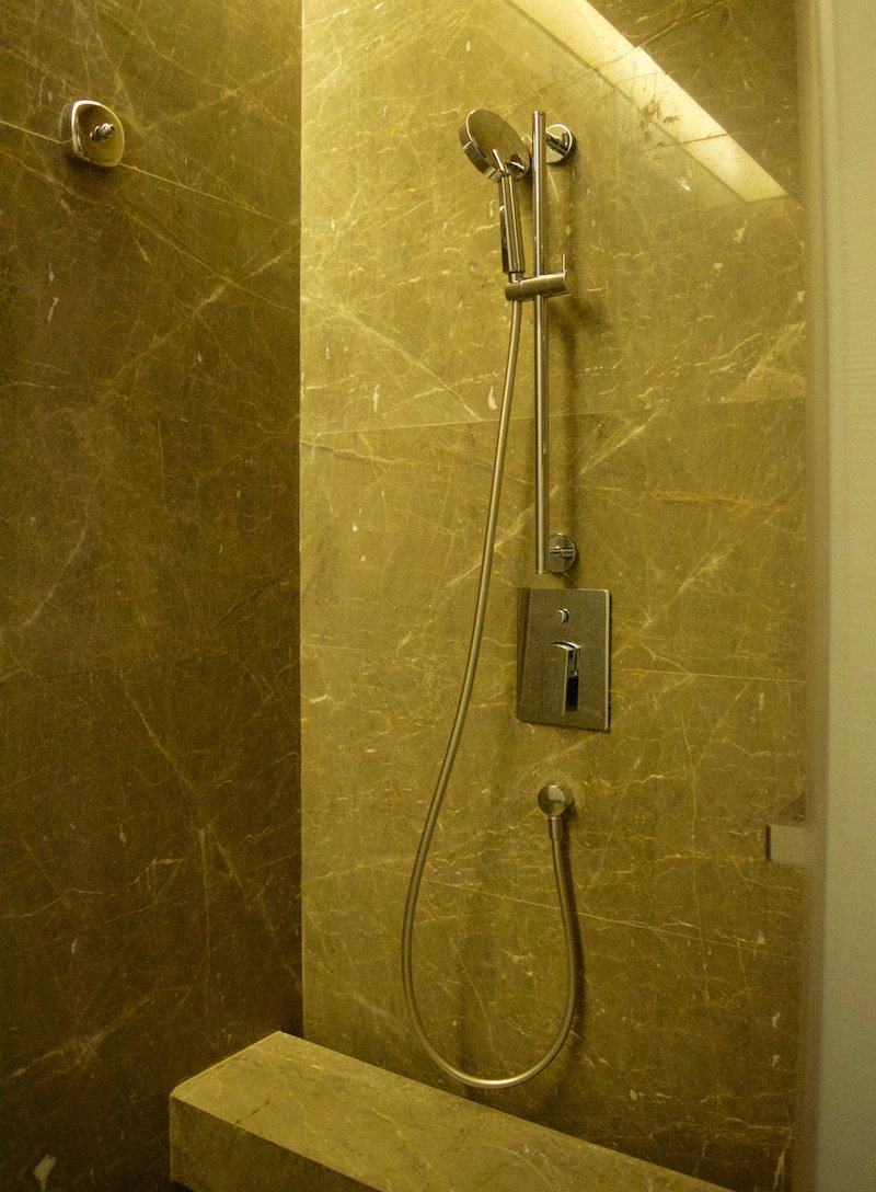 Walk-In Shower With Bench 