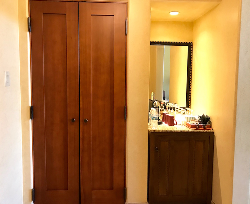 Minibar And Entrance Closet 