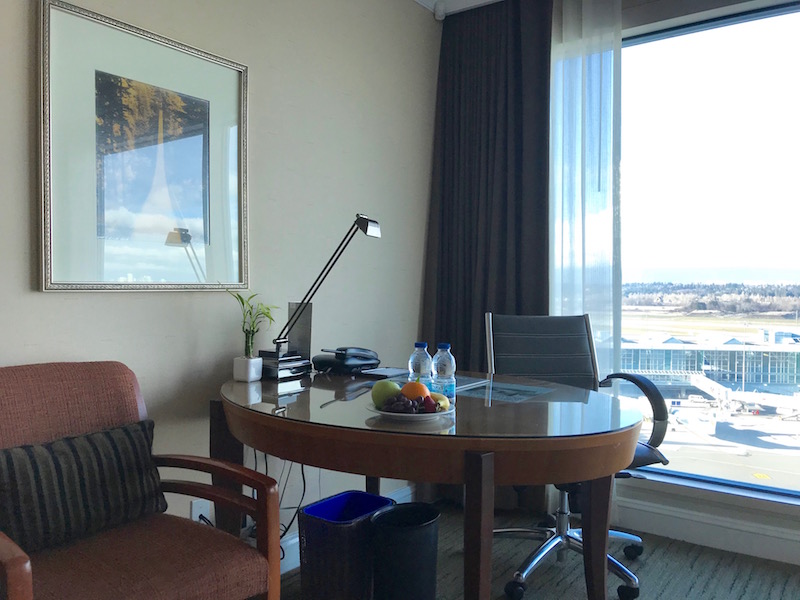 Fairmont Vancouver Airport Hotel Deluxe King Room Desk