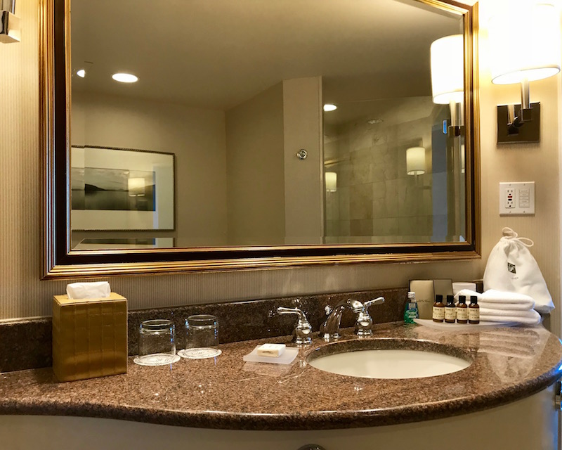 Fairmont Vancouver Airport Hotel Deluxe King Room Bathroom