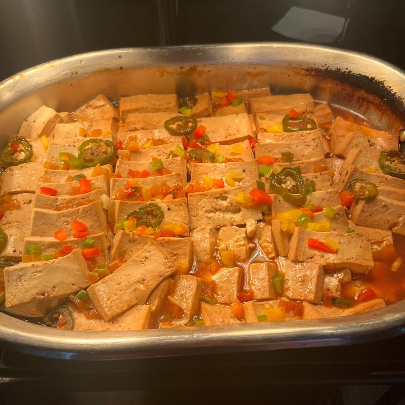 19-jw-marriott-vancouver-lounge-tofu-main-course Tofu appetizer topped with pickled jalapeños served at the JW Marriott Executive Lounge.