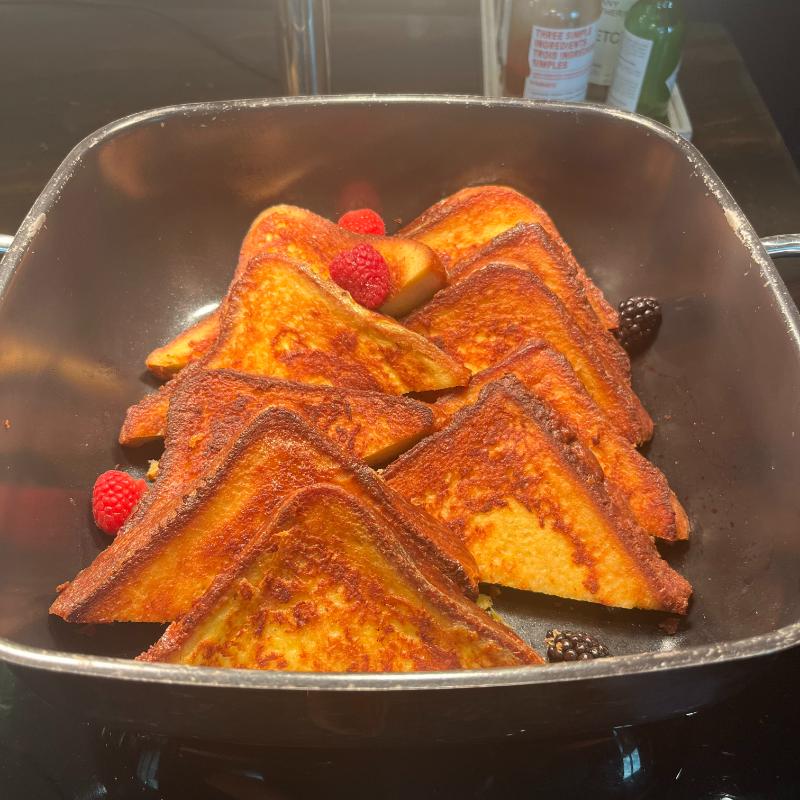 24-jw-marriott-vancouver-lounge-breakfast-french-toast French toast with syrup and fresh berries at the JW Marriott Vancouver Executive Lounge breakfast buffet.