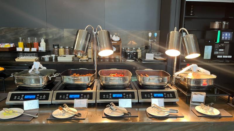 29-jw-marriott-vancouver-lounge-breakfast-buffet-2 Hot breakfast buffet items served at JW Marriott Executive Lounge, including eggs, sausage, and more.